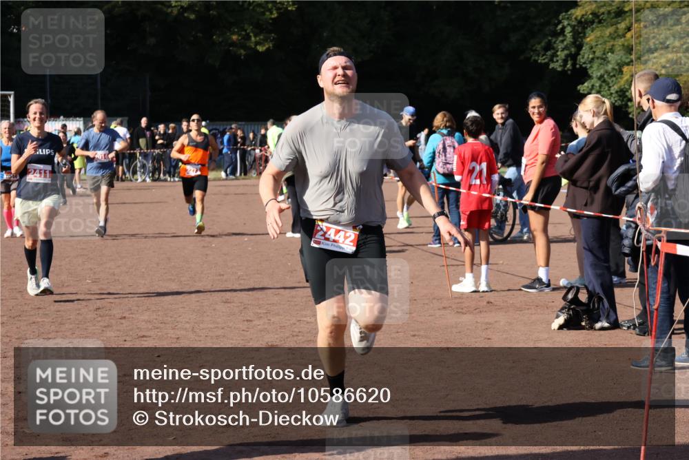 27.09.2026 - 35. Volkslauf durch das schöne Alstertal Strokosch-Dieckow http://msf.ph/oto/10586620 27.09.2026 12:08:49 Ziel 1046, 1569, 2014, 2273, 2409, 2411, 2442 meine-sportfotos.de