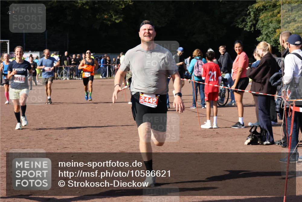 27.09.2026 - 35. Volkslauf durch das schöne Alstertal Strokosch-Dieckow http://msf.ph/oto/10586621 27.09.2026 12:08:48 Ziel 1046, 1569, 2014, 2273, 2409, 2411, 2442 meine-sportfotos.de