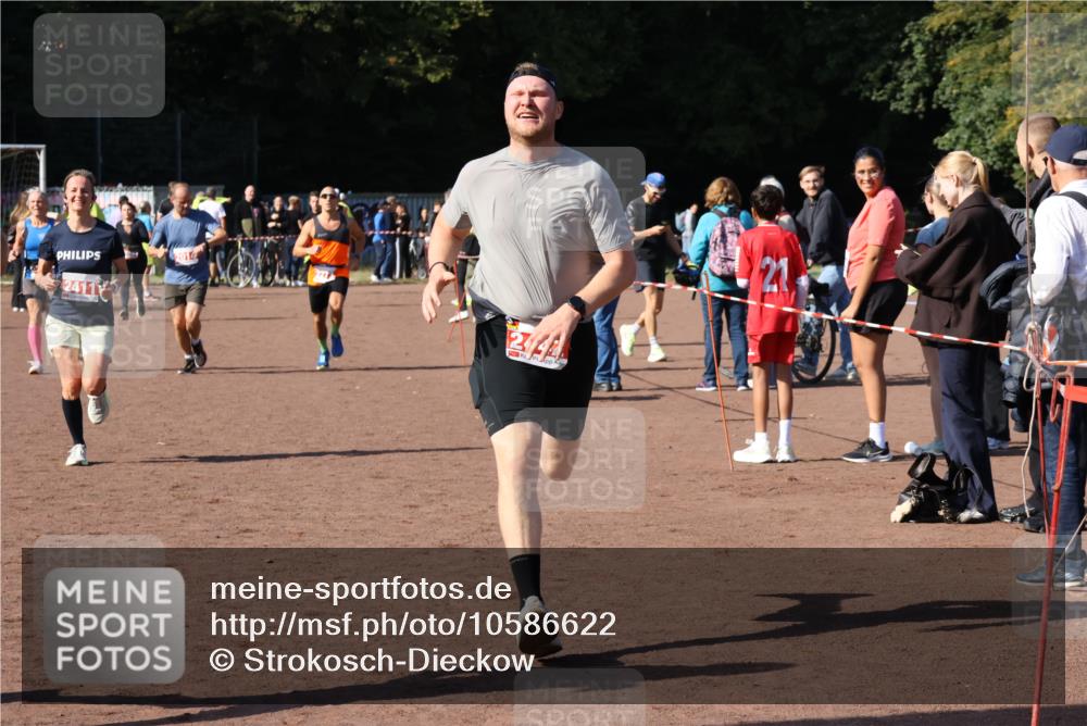27.09.2026 - 35. Volkslauf durch das schöne Alstertal Strokosch-Dieckow http://msf.ph/oto/10586622 27.09.2026 12:08:48 Ziel 1046, 1569, 2014, 2273, 2409, 2411, 2442 meine-sportfotos.de
