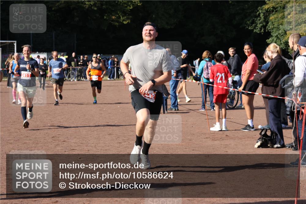 27.09.2026 - 35. Volkslauf durch das schöne Alstertal Strokosch-Dieckow http://msf.ph/oto/10586624 27.09.2026 12:08:48 Ziel 1046, 1569, 2014, 2273, 2409, 2411, 2442 meine-sportfotos.de