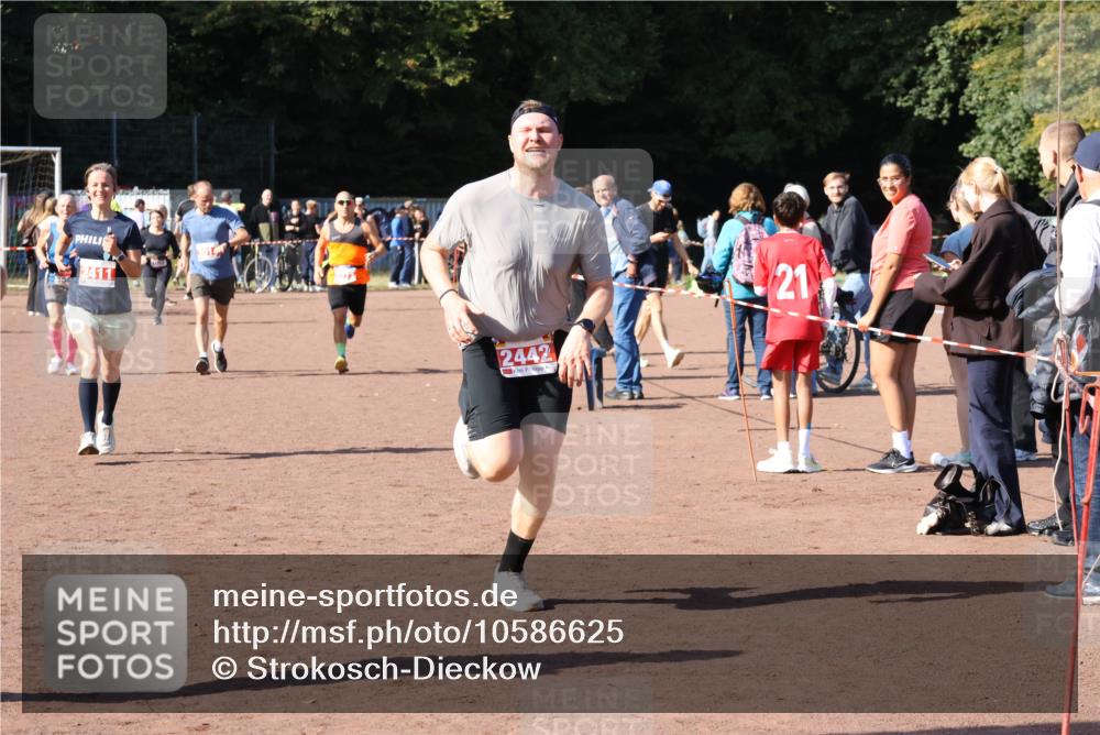 27.09.2026 - 35. Volkslauf durch das schöne Alstertal Strokosch-Dieckow http://msf.ph/oto/10586625 27.09.2026 12:08:48 Ziel 1046, 1569, 2014, 2273, 2409, 2411, 2442 meine-sportfotos.de
