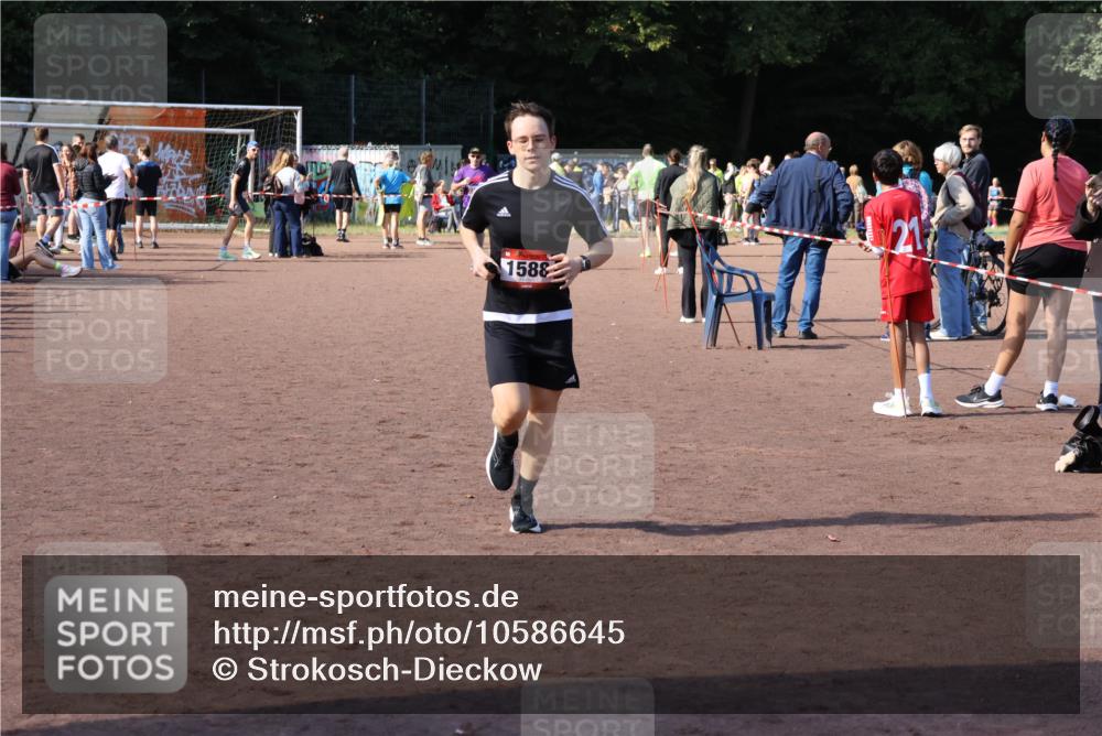 27.09.2026 - 35. Volkslauf durch das schöne Alstertal Strokosch-Dieckow http://msf.ph/oto/10586645 27.09.2026 12:08:25 Ziel 1588 meine-sportfotos.de