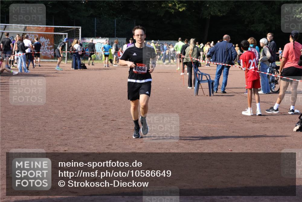 27.09.2026 - 35. Volkslauf durch das schöne Alstertal Strokosch-Dieckow http://msf.ph/oto/10586649 27.09.2026 12:08:24 Ziel 1588 meine-sportfotos.de