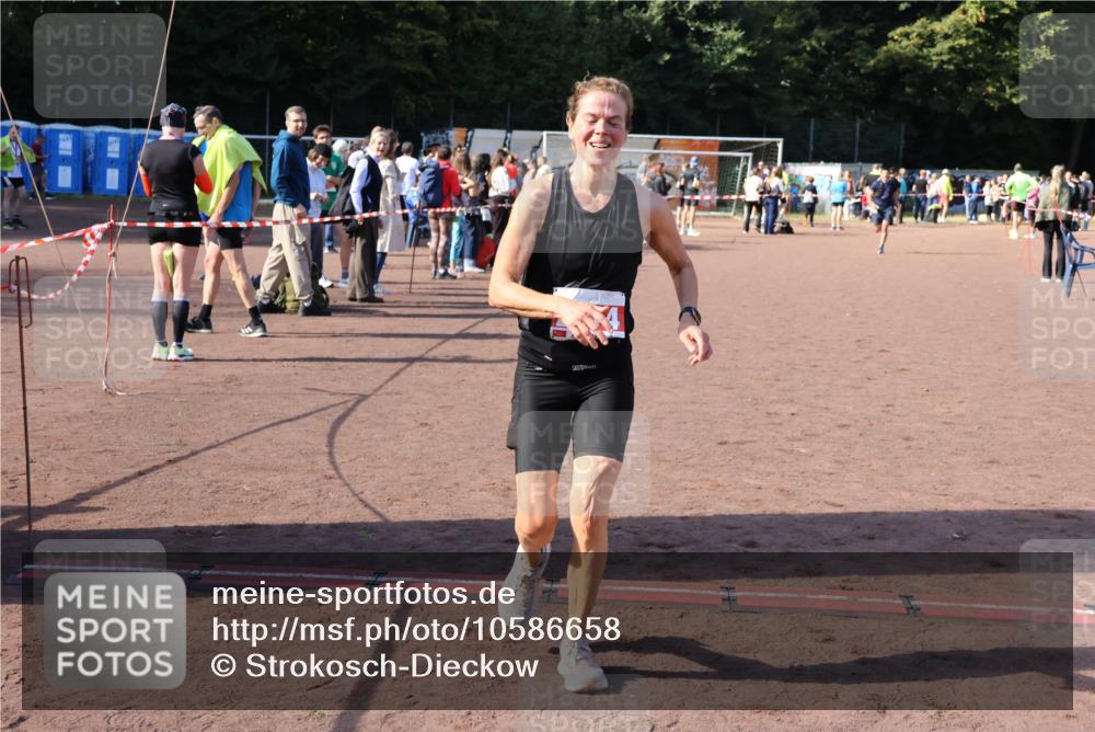 27.09.2026 - 35. Volkslauf durch das schöne Alstertal Strokosch-Dieckow http://msf.ph/oto/10586658 27.09.2026 12:08:07 Ziel 2114, 2336, 3969 meine-sportfotos.de