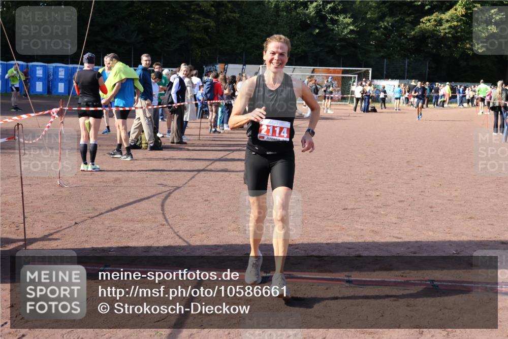 27.09.2026 - 35. Volkslauf durch das schöne Alstertal Strokosch-Dieckow http://msf.ph/oto/10586661 27.09.2026 12:08:07 Ziel 2114, 2336, 3969 meine-sportfotos.de