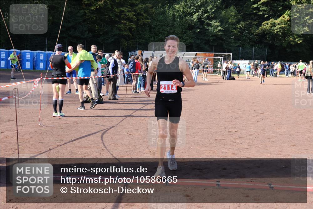 27.09.2026 - 35. Volkslauf durch das schöne Alstertal Strokosch-Dieckow http://msf.ph/oto/10586665 27.09.2026 12:08:06 Ziel 2114, 2336, 3969 meine-sportfotos.de