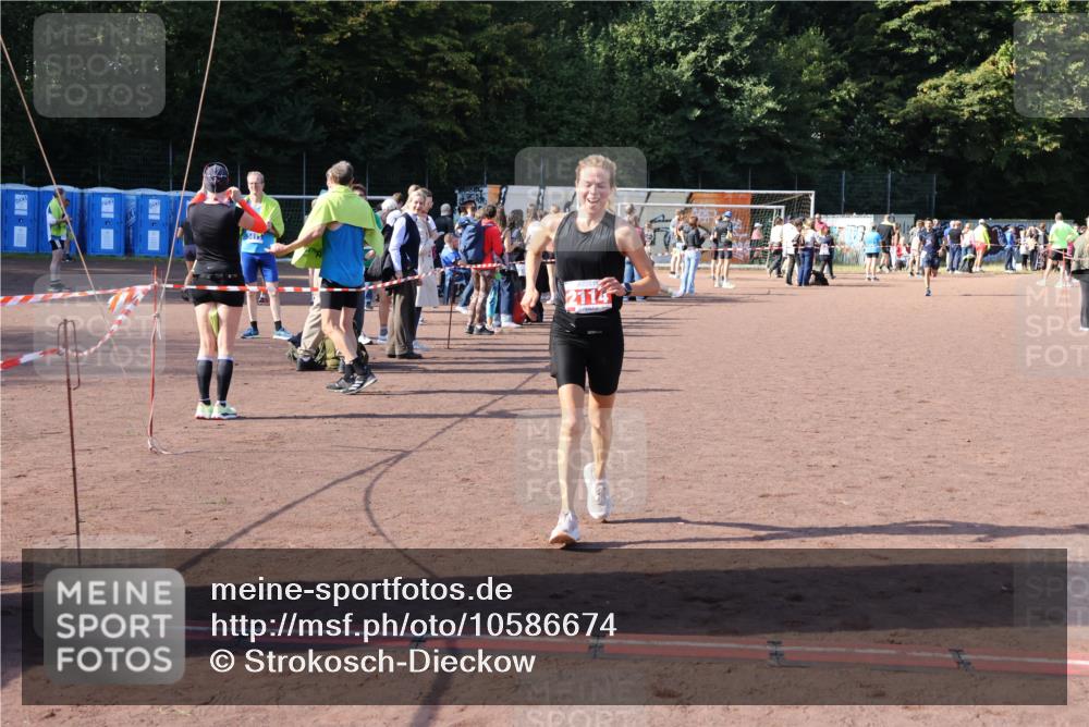 27.09.2026 - 35. Volkslauf durch das schöne Alstertal Strokosch-Dieckow http://msf.ph/oto/10586674 27.09.2026 12:08:06 Ziel 2114, 2336, 3969 meine-sportfotos.de