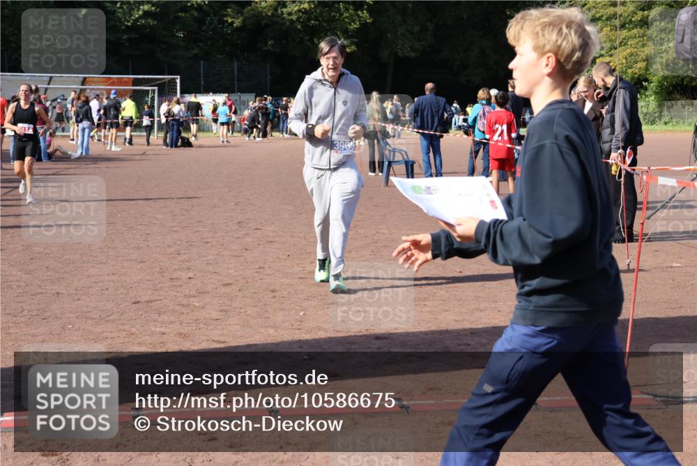 27.09.2026 - 35. Volkslauf durch das schöne Alstertal Strokosch-Dieckow http://msf.ph/oto/10586675 27.09.2026 12:08:02 Ziel 2112, 2114, 3969 meine-sportfotos.de