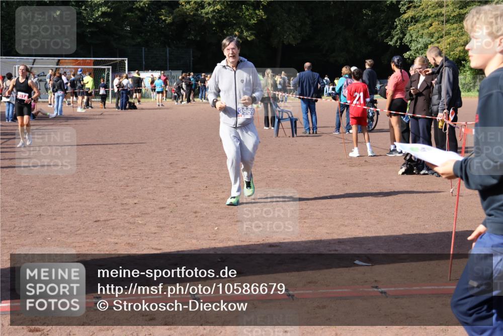 27.09.2026 - 35. Volkslauf durch das schöne Alstertal Strokosch-Dieckow http://msf.ph/oto/10586679 27.09.2026 12:08:02 Ziel 2112, 2114, 3969 meine-sportfotos.de