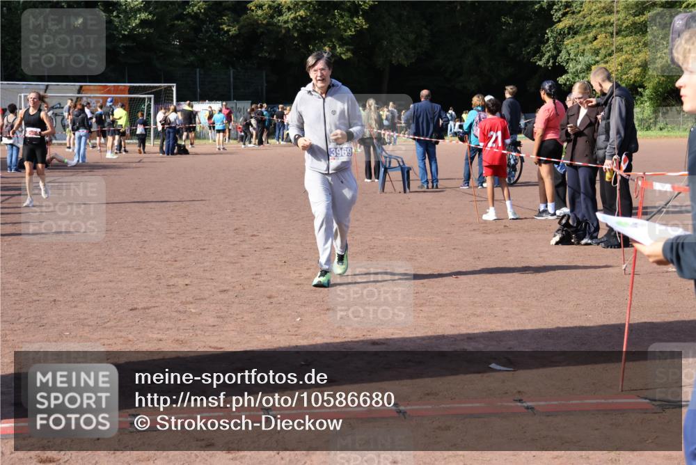 27.09.2026 - 35. Volkslauf durch das schöne Alstertal Strokosch-Dieckow http://msf.ph/oto/10586680 27.09.2026 12:08:02 Ziel 2112, 2114, 3969 meine-sportfotos.de