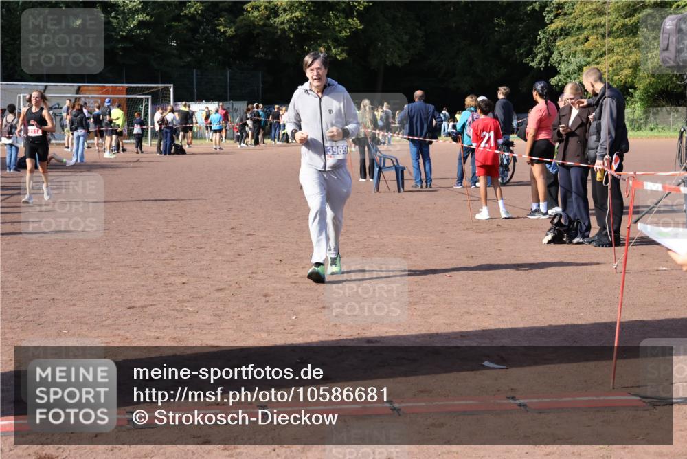 27.09.2026 - 35. Volkslauf durch das schöne Alstertal Strokosch-Dieckow http://msf.ph/oto/10586681 27.09.2026 12:08:02 Ziel 2112, 2114, 3969 meine-sportfotos.de