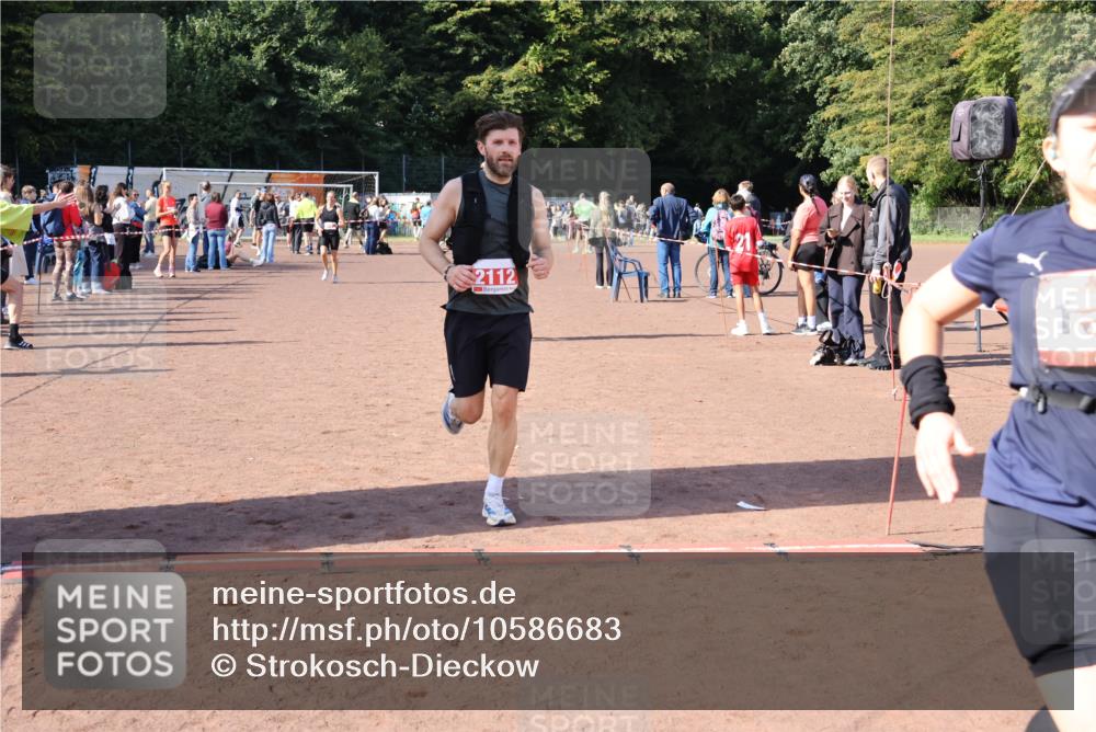 27.09.2026 - 35. Volkslauf durch das schöne Alstertal Strokosch-Dieckow http://msf.ph/oto/10586683 27.09.2026 12:07:59 Ziel 1043, 2112, 2114, 2443, 3969 meine-sportfotos.de