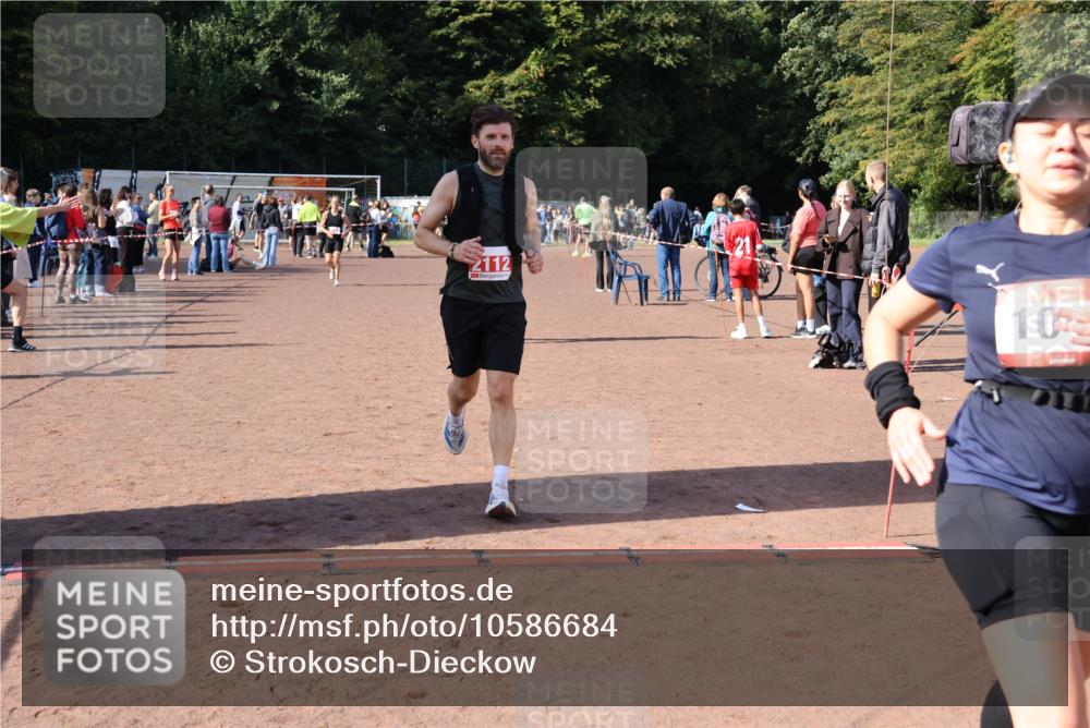 27.09.2026 - 35. Volkslauf durch das schöne Alstertal Strokosch-Dieckow http://msf.ph/oto/10586684 27.09.2026 12:07:59 Ziel 1043, 2112, 2114, 2443, 3969 meine-sportfotos.de