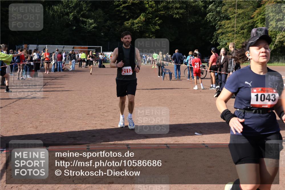 27.09.2026 - 35. Volkslauf durch das schöne Alstertal Strokosch-Dieckow http://msf.ph/oto/10586686 27.09.2026 12:07:59 Ziel 1043, 2112, 2114, 2443, 3969 meine-sportfotos.de