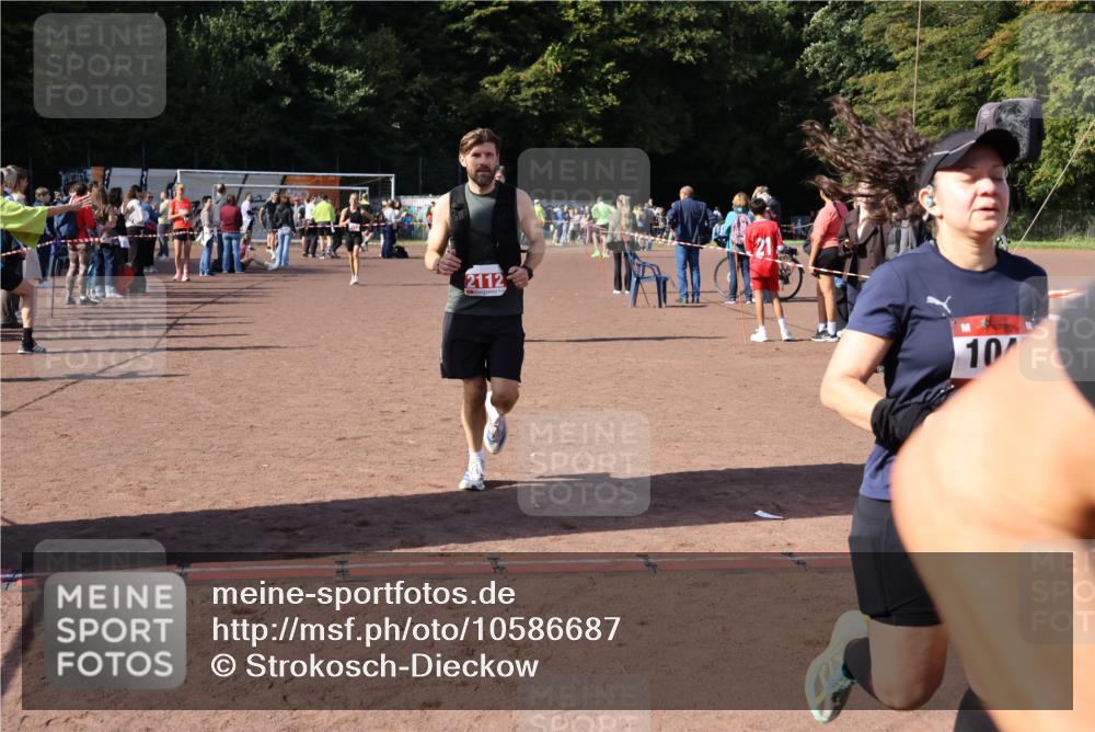 27.09.2026 - 35. Volkslauf durch das schöne Alstertal Strokosch-Dieckow http://msf.ph/oto/10586687 27.09.2026 12:07:59 Ziel 1043, 2112, 2114, 2443, 3969 meine-sportfotos.de