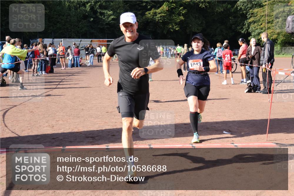 27.09.2026 - 35. Volkslauf durch das schöne Alstertal Strokosch-Dieckow http://msf.ph/oto/10586688 27.09.2026 12:07:58 Ziel 1043, 2112, 2114, 2443, 3969 meine-sportfotos.de