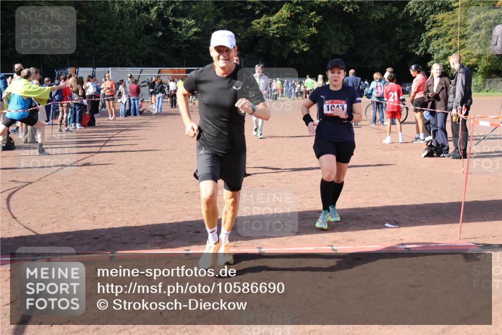 27.09.2026 - 35. Volkslauf durch das schöne Alstertal Strokosch-Dieckow http://msf.ph/oto/10586690 27.09.2026 12:07:58 Ziel 1043, 2112, 2114, 2443, 3969 meine-sportfotos.de