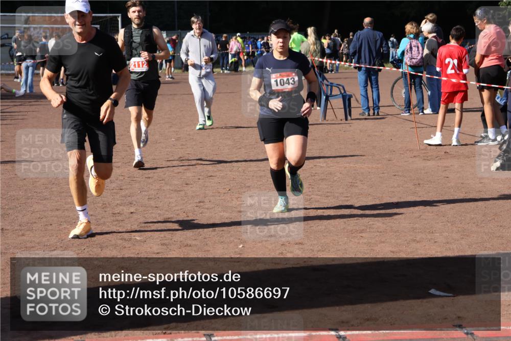 27.09.2026 - 35. Volkslauf durch das schöne Alstertal Strokosch-Dieckow http://msf.ph/oto/10586697 27.09.2026 12:07:57 Ziel 1043, 2112, 2443, 3969 meine-sportfotos.de