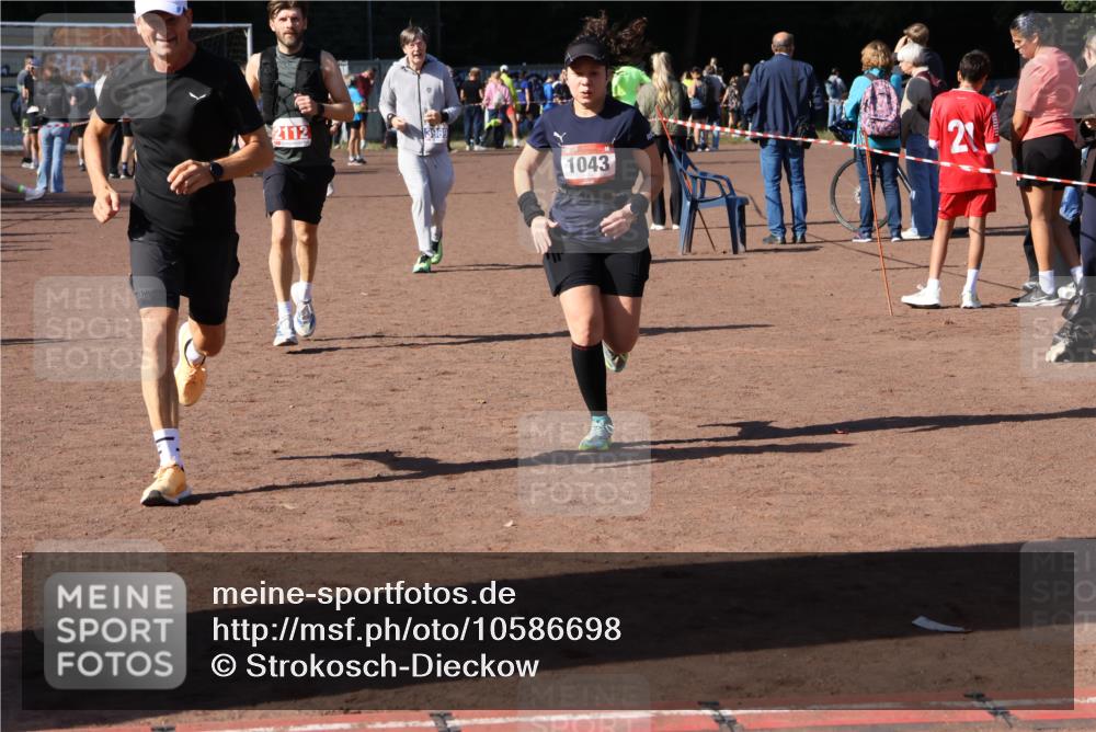 27.09.2026 - 35. Volkslauf durch das schöne Alstertal Strokosch-Dieckow http://msf.ph/oto/10586698 27.09.2026 12:07:56 Ziel 1043, 2112, 2443, 3969 meine-sportfotos.de