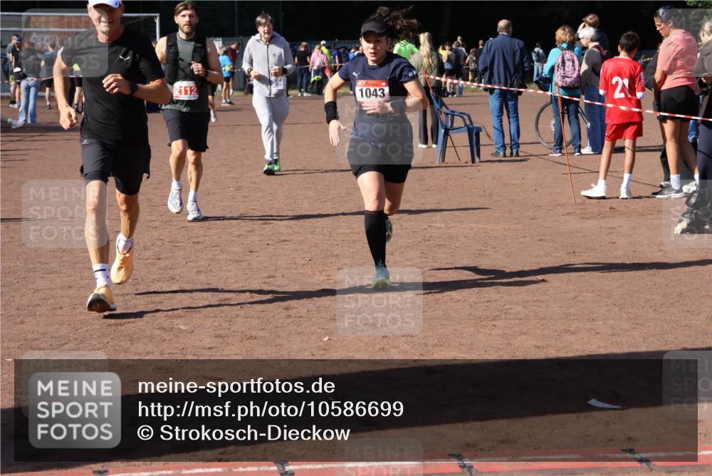 27.09.2026 - 35. Volkslauf durch das schöne Alstertal Strokosch-Dieckow http://msf.ph/oto/10586699 27.09.2026 12:07:56 Ziel 1043, 2112, 2443, 3969 meine-sportfotos.de