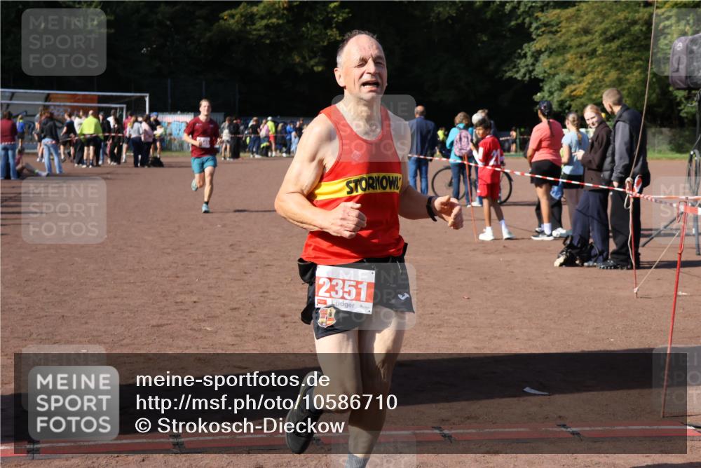 27.09.2026 - 35. Volkslauf durch das schöne Alstertal Strokosch-Dieckow http://msf.ph/oto/10586710 27.09.2026 12:07:35 Ziel 2351, 2445 meine-sportfotos.de