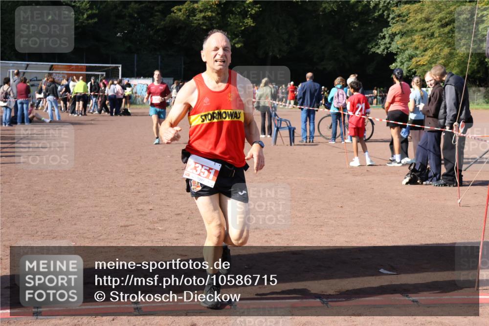 27.09.2026 - 35. Volkslauf durch das schöne Alstertal Strokosch-Dieckow http://msf.ph/oto/10586715 27.09.2026 12:07:34 Ziel 1042, 2351, 2445 meine-sportfotos.de