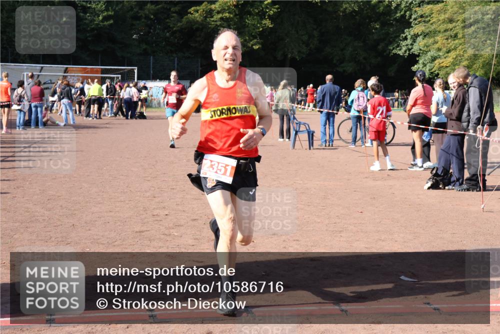 27.09.2026 - 35. Volkslauf durch das schöne Alstertal Strokosch-Dieckow http://msf.ph/oto/10586716 27.09.2026 12:07:34 Ziel 1042, 2351, 2445 meine-sportfotos.de