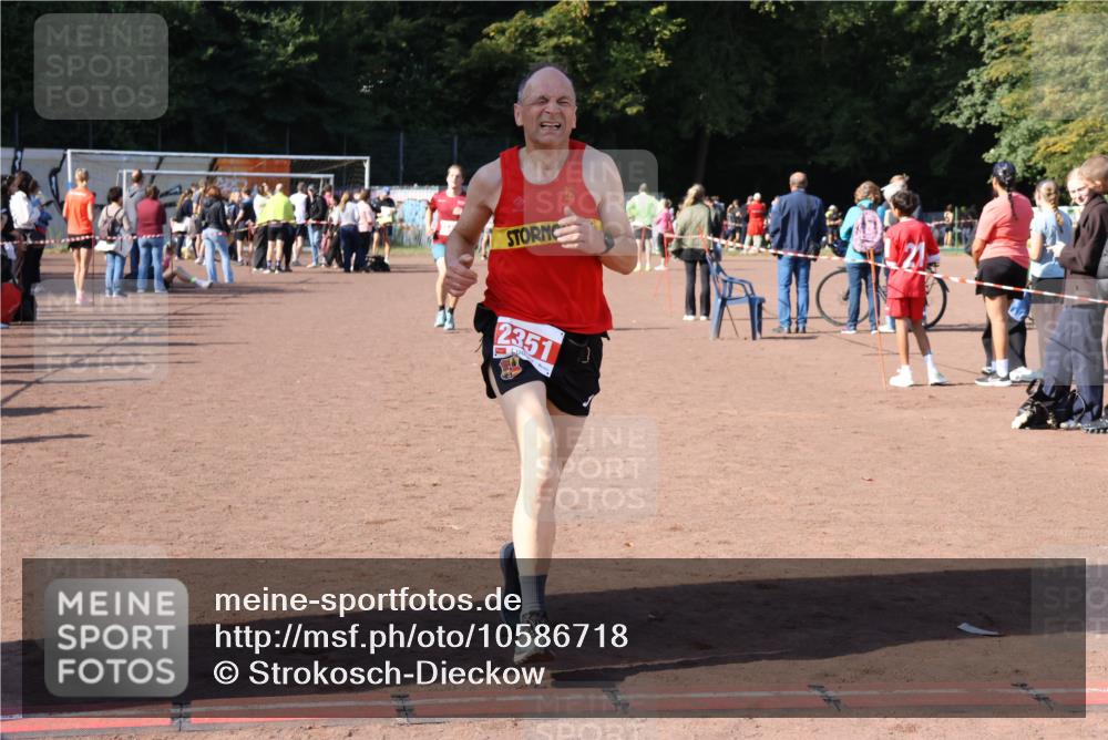 27.09.2026 - 35. Volkslauf durch das schöne Alstertal Strokosch-Dieckow http://msf.ph/oto/10586718 27.09.2026 12:07:34 Ziel 1042, 2351, 2445 meine-sportfotos.de