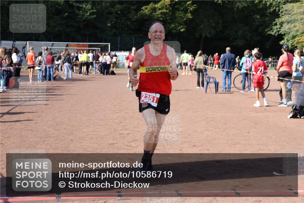 27.09.2026 - 35. Volkslauf durch das schöne Alstertal Strokosch-Dieckow http://msf.ph/oto/10586719 27.09.2026 12:07:34 Ziel 1042, 2351, 2445 meine-sportfotos.de