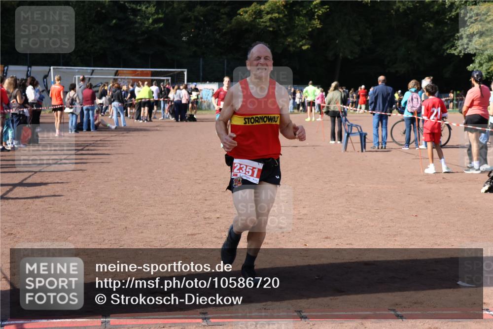 27.09.2026 - 35. Volkslauf durch das schöne Alstertal Strokosch-Dieckow http://msf.ph/oto/10586720 27.09.2026 12:07:34 Ziel 1042, 2351, 2445 meine-sportfotos.de