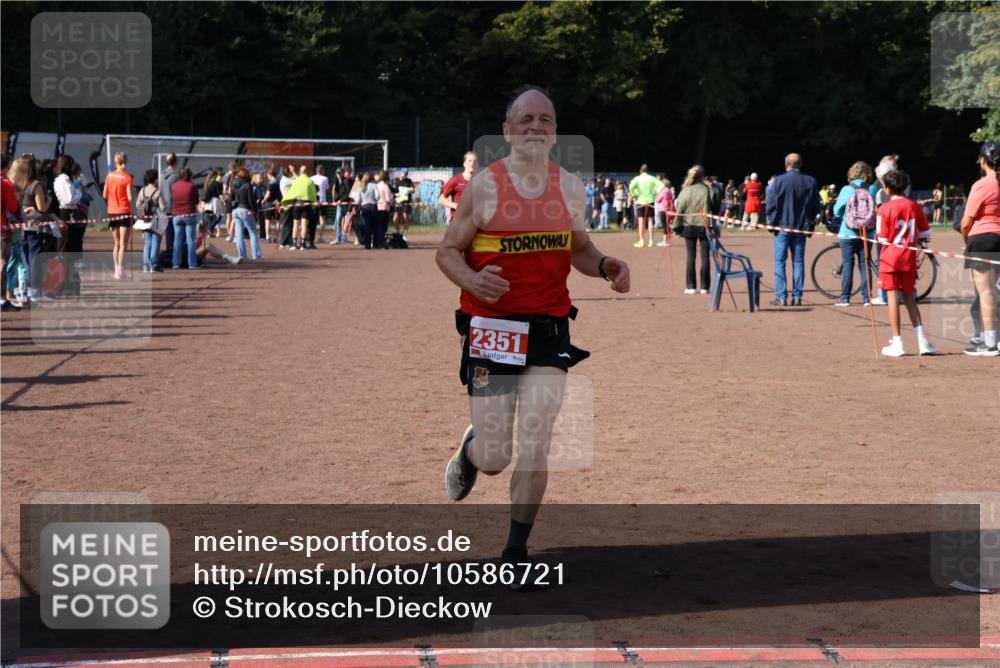 27.09.2026 - 35. Volkslauf durch das schöne Alstertal Strokosch-Dieckow http://msf.ph/oto/10586721 27.09.2026 12:07:34 Ziel 1042, 2351, 2445 meine-sportfotos.de