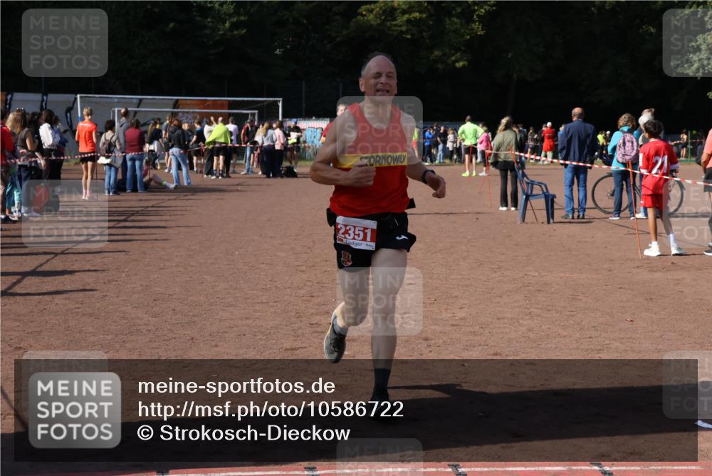 27.09.2026 - 35. Volkslauf durch das schöne Alstertal Strokosch-Dieckow http://msf.ph/oto/10586722 27.09.2026 12:07:34 Ziel 1042, 2351, 2445 meine-sportfotos.de