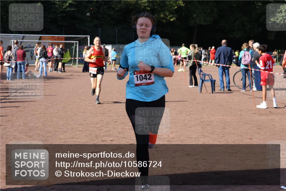 27.09.2026 - 35. Volkslauf durch das schöne Alstertal Strokosch-Dieckow http://msf.ph/oto/10586724 27.09.2026 12:07:31 Ziel 1042, 2351, 2445 meine-sportfotos.de