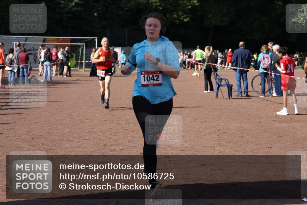 27.09.2026 - 35. Volkslauf durch das schöne Alstertal Strokosch-Dieckow http://msf.ph/oto/10586725 27.09.2026 12:07:30 Ziel 1042, 2351 meine-sportfotos.de