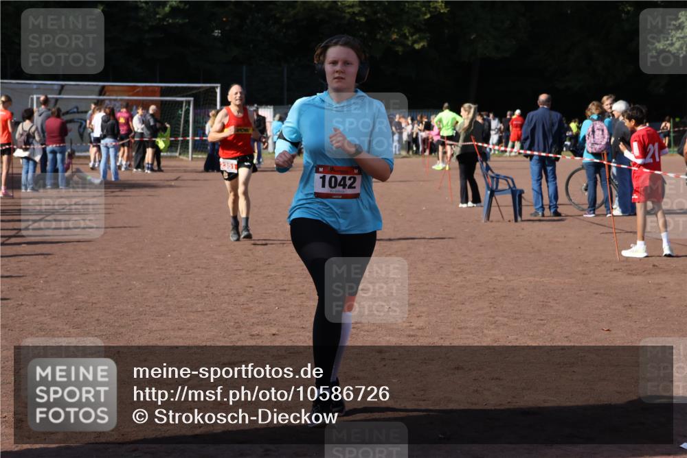 27.09.2026 - 35. Volkslauf durch das schöne Alstertal Strokosch-Dieckow http://msf.ph/oto/10586726 27.09.2026 12:07:30 Ziel 1042, 2351 meine-sportfotos.de