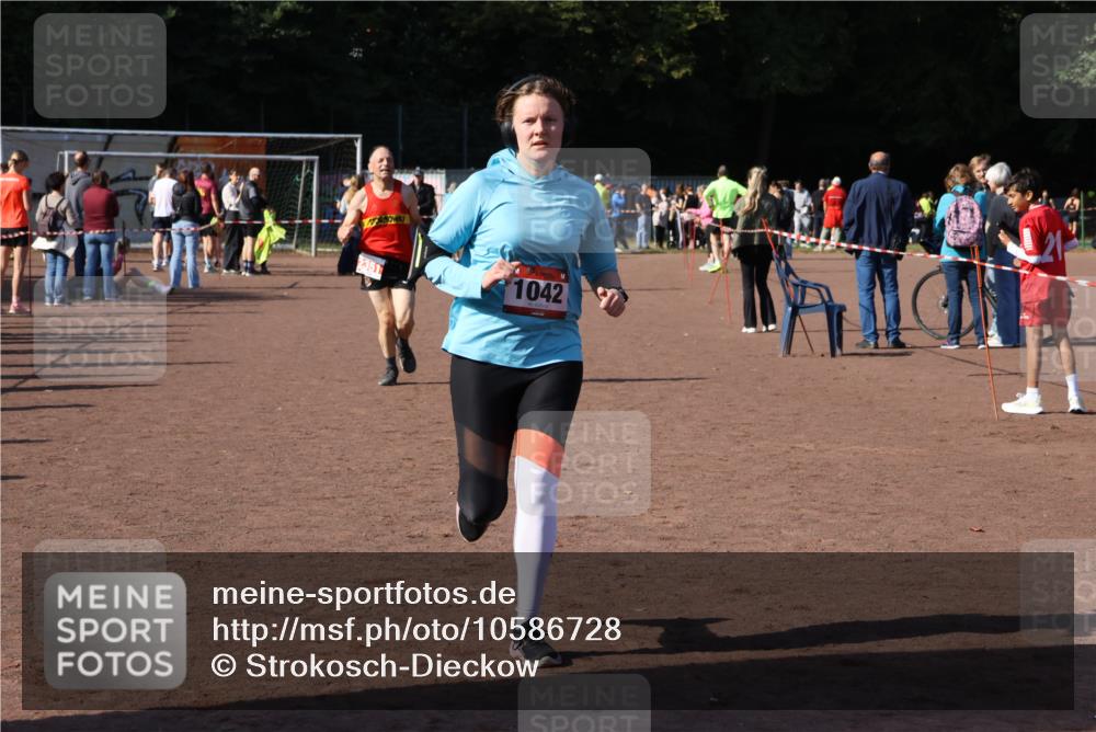 27.09.2026 - 35. Volkslauf durch das schöne Alstertal Strokosch-Dieckow http://msf.ph/oto/10586728 27.09.2026 12:07:30 Ziel 1042, 2351 meine-sportfotos.de