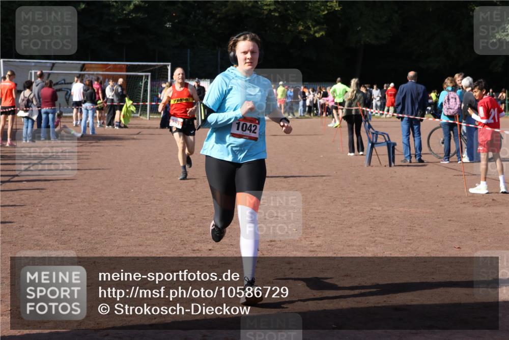 27.09.2026 - 35. Volkslauf durch das schöne Alstertal Strokosch-Dieckow http://msf.ph/oto/10586729 27.09.2026 12:07:30 Ziel 1042, 2351 meine-sportfotos.de
