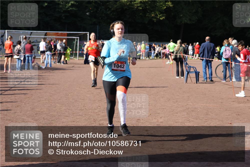 27.09.2026 - 35. Volkslauf durch das schöne Alstertal Strokosch-Dieckow http://msf.ph/oto/10586731 27.09.2026 12:07:30 Ziel 1042, 2351 meine-sportfotos.de