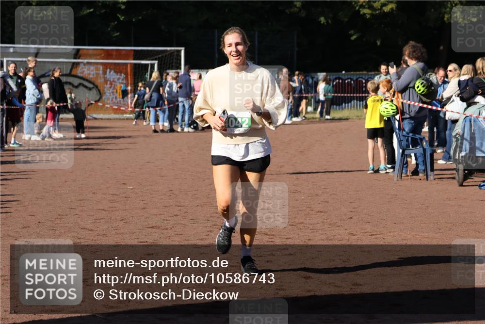27.09.2026 - 35. Volkslauf durch das schöne Alstertal Strokosch-Dieckow http://msf.ph/oto/10586743 27.09.2026 11:00:58 Ziel 4040, 4042, 4115 meine-sportfotos.de