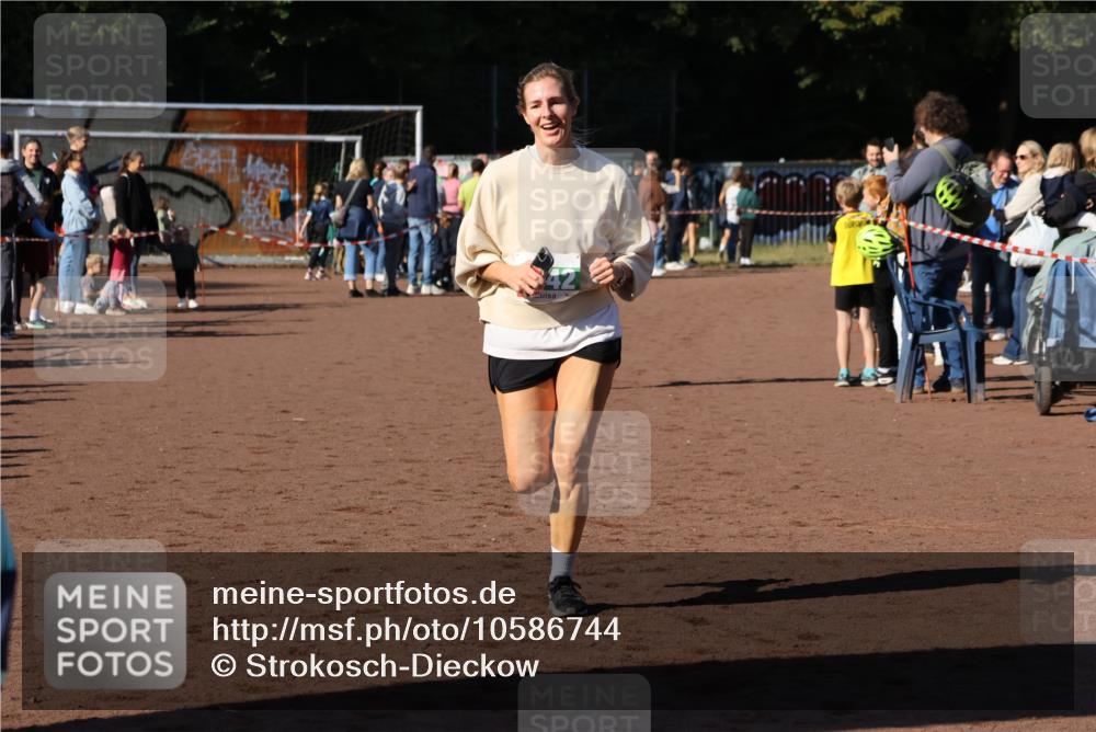 27.09.2026 - 35. Volkslauf durch das schöne Alstertal Strokosch-Dieckow http://msf.ph/oto/10586744 27.09.2026 11:00:58 Ziel 4040, 4042, 4115 meine-sportfotos.de