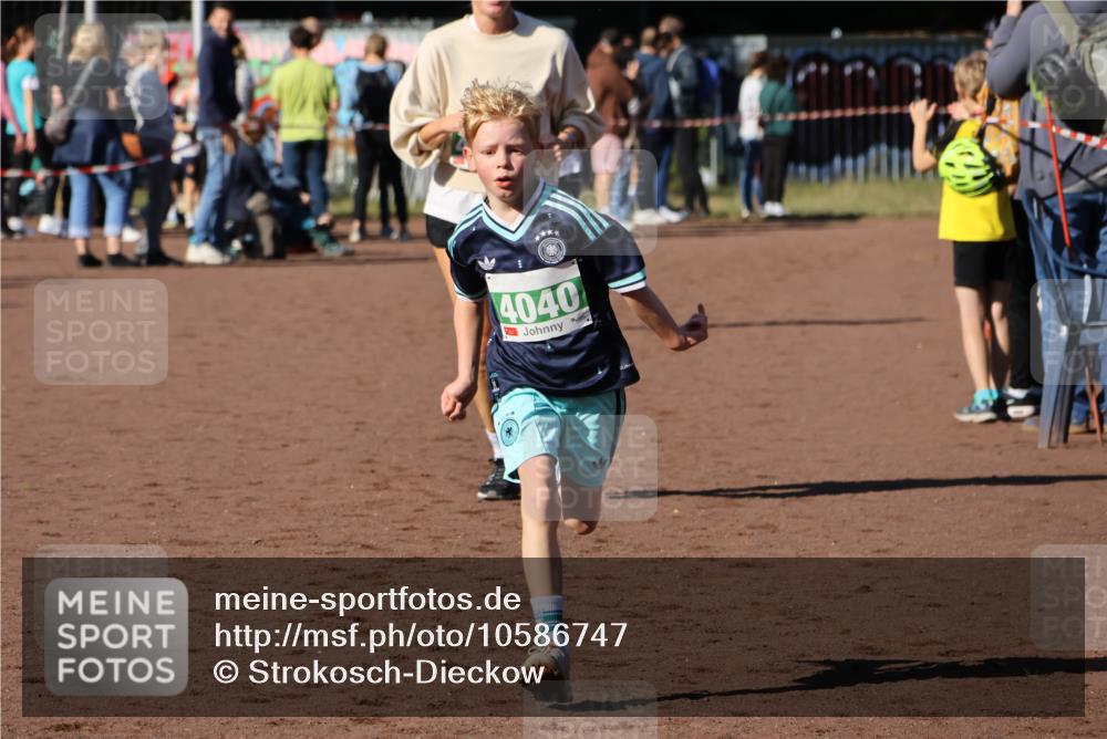 27.09.2026 - 35. Volkslauf durch das schöne Alstertal Strokosch-Dieckow http://msf.ph/oto/10586747 27.09.2026 11:00:55 Ziel 4040, 4042, 4115 meine-sportfotos.de