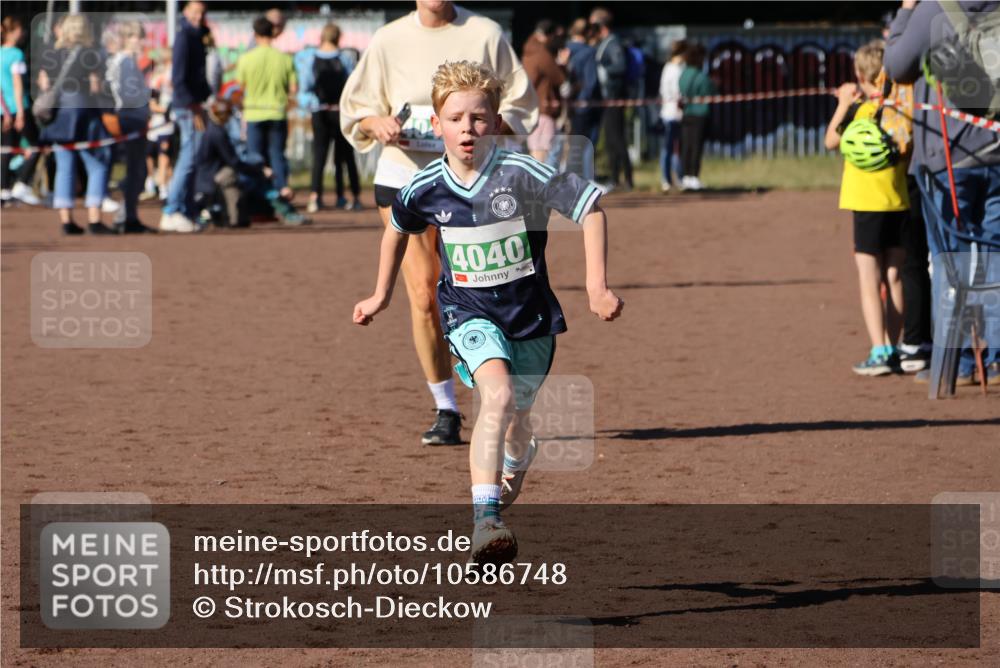 27.09.2026 - 35. Volkslauf durch das schöne Alstertal Strokosch-Dieckow http://msf.ph/oto/10586748 27.09.2026 11:00:55 Ziel 4040, 4042, 4115 meine-sportfotos.de