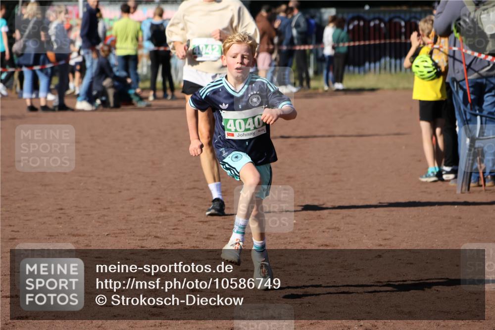 27.09.2026 - 35. Volkslauf durch das schöne Alstertal Strokosch-Dieckow http://msf.ph/oto/10586749 27.09.2026 11:00:55 Ziel 4040, 4042, 4115 meine-sportfotos.de