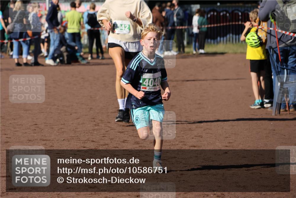 27.09.2026 - 35. Volkslauf durch das schöne Alstertal Strokosch-Dieckow http://msf.ph/oto/10586751 27.09.2026 11:00:55 Ziel 4040, 4042, 4115 meine-sportfotos.de