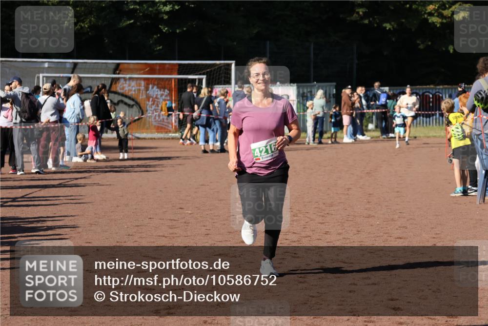 27.09.2026 - 35. Volkslauf durch das schöne Alstertal Strokosch-Dieckow http://msf.ph/oto/10586752 27.09.2026 11:00:44 Ziel 4216 meine-sportfotos.de