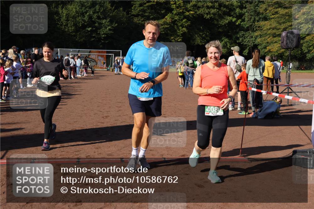 27.09.2026 - 35. Volkslauf durch das schöne Alstertal Strokosch-Dieckow http://msf.ph/oto/10586762 27.09.2026 11:00:31 Ziel 4041, 4080, 4093, 4095 meine-sportfotos.de