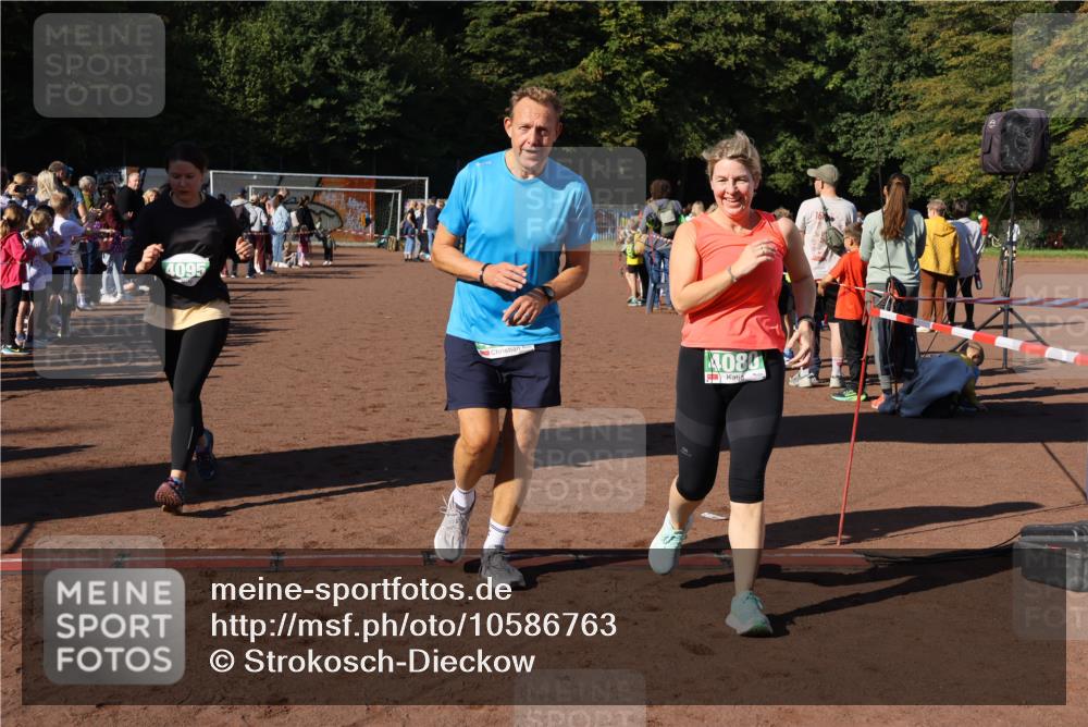 27.09.2026 - 35. Volkslauf durch das schöne Alstertal Strokosch-Dieckow http://msf.ph/oto/10586763 27.09.2026 11:00:31 Ziel 4041, 4080, 4093, 4095 meine-sportfotos.de