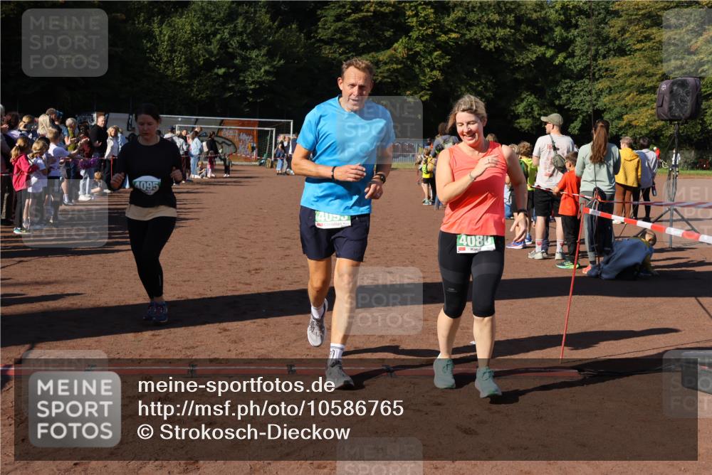 27.09.2026 - 35. Volkslauf durch das schöne Alstertal Strokosch-Dieckow http://msf.ph/oto/10586765 27.09.2026 11:00:31 Ziel 4041, 4080, 4093, 4095 meine-sportfotos.de