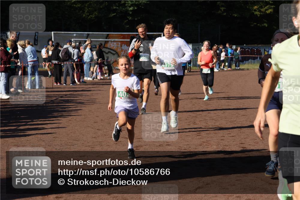 27.09.2026 - 35. Volkslauf durch das schöne Alstertal Strokosch-Dieckow http://msf.ph/oto/10586766 27.09.2026 11:00:25 Ziel 4039, 4041, 4080, 4093, 4095, 4153, 4161, 4179 meine-sportfotos.de