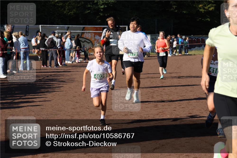 27.09.2026 - 35. Volkslauf durch das schöne Alstertal Strokosch-Dieckow http://msf.ph/oto/10586767 27.09.2026 11:00:25 Ziel 4039, 4041, 4080, 4093, 4095, 4153, 4161, 4179 meine-sportfotos.de